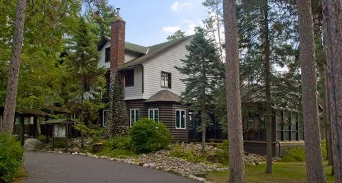 The supper club among tall pines